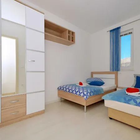 Lobster Apartment Split